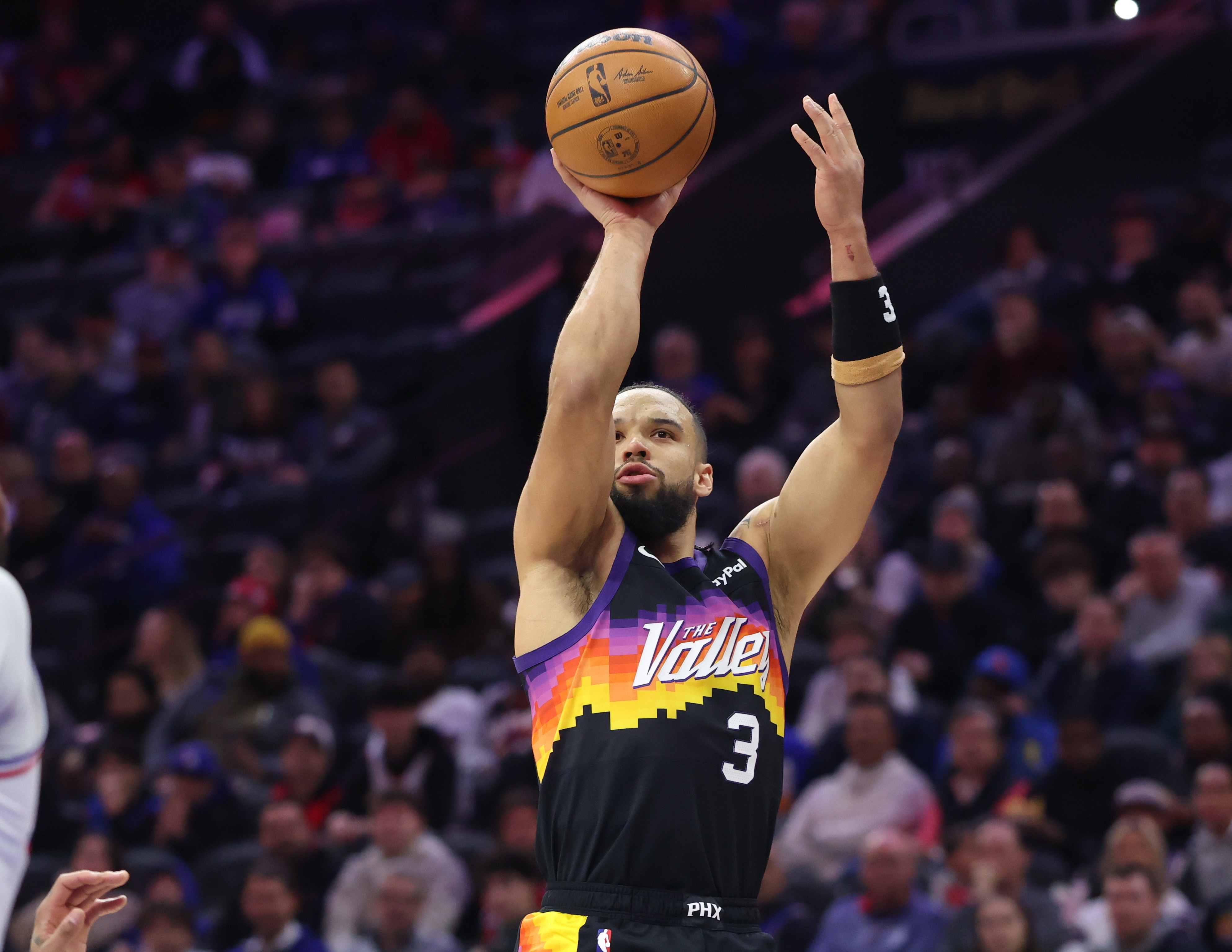 kaiyun sports-投射状态不理想！狄龙半场8投2中 拿到4分3篮板1抢断